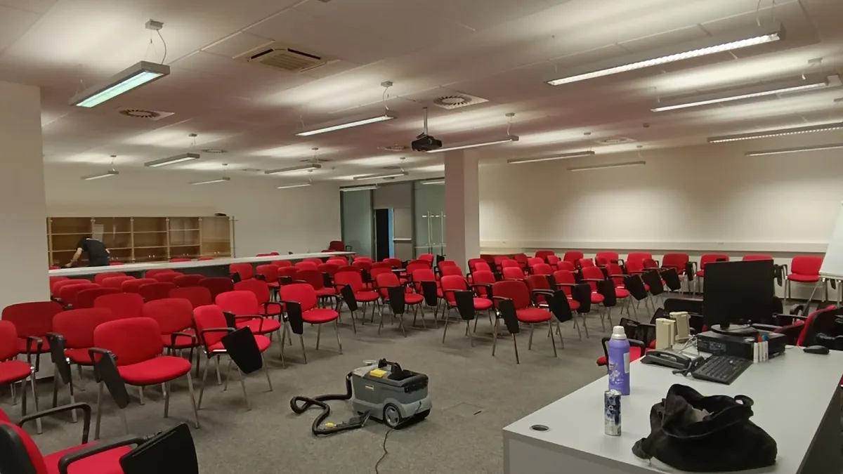 Čištění konferenčního sálu — desítky židlí za jeden večer