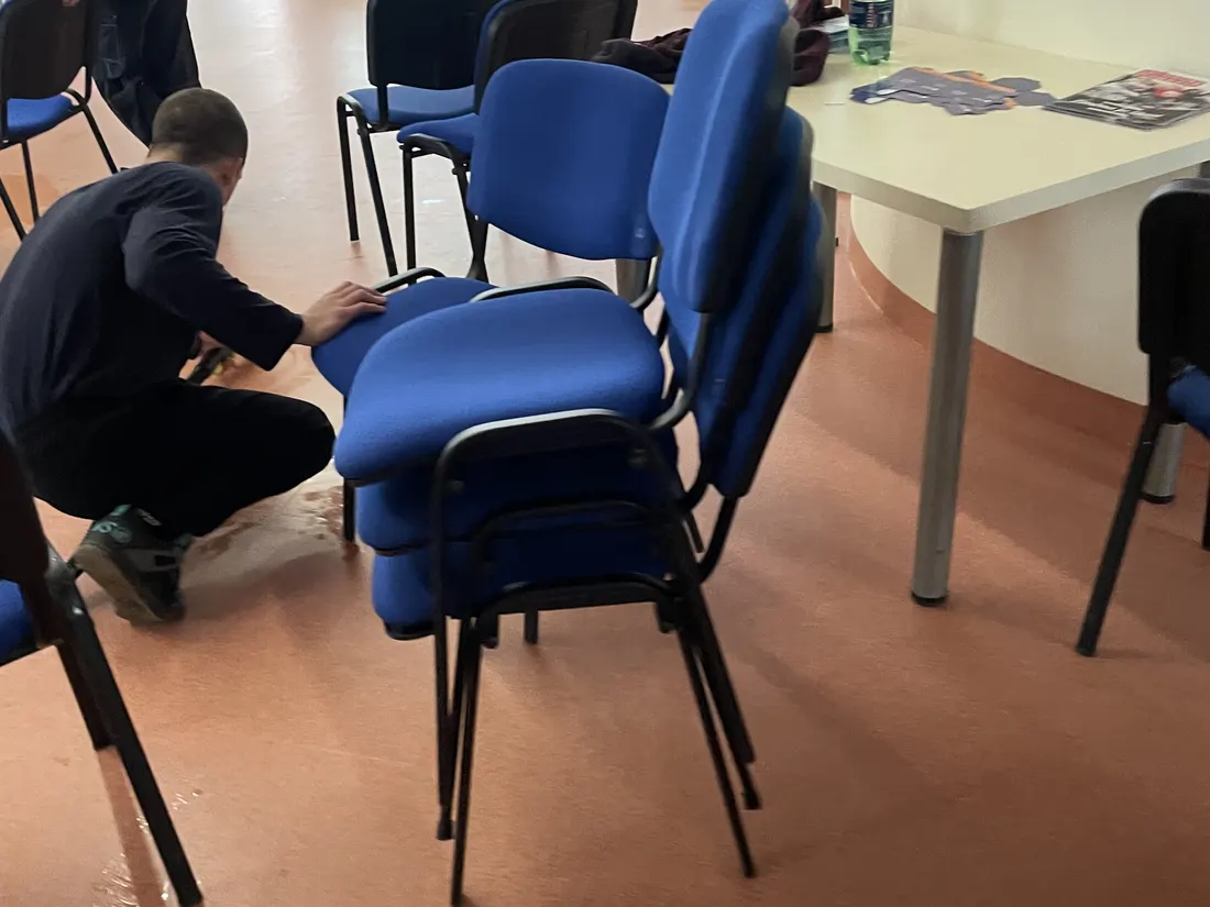 Desítky židlí pro školu — o prázdninách, mimo provoz · 50 Kč/ks